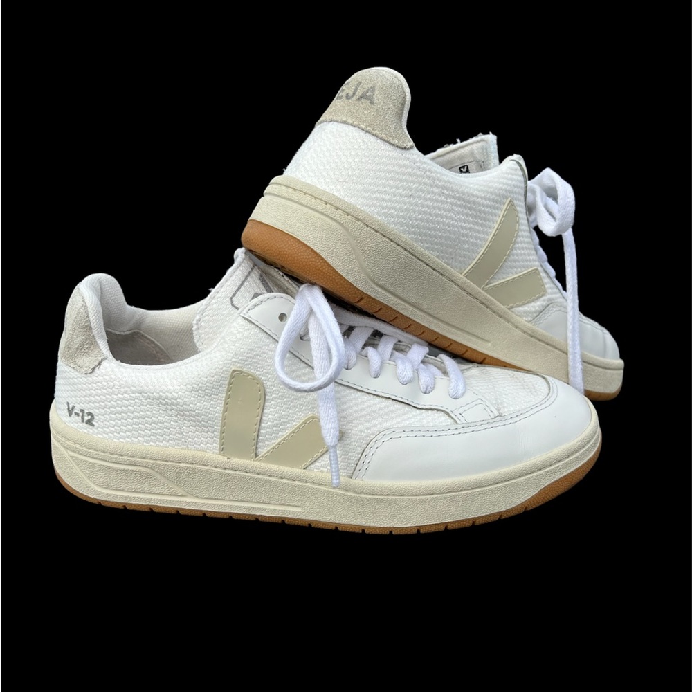 Veja 12   Good condition   They have a couple stains and scuffs